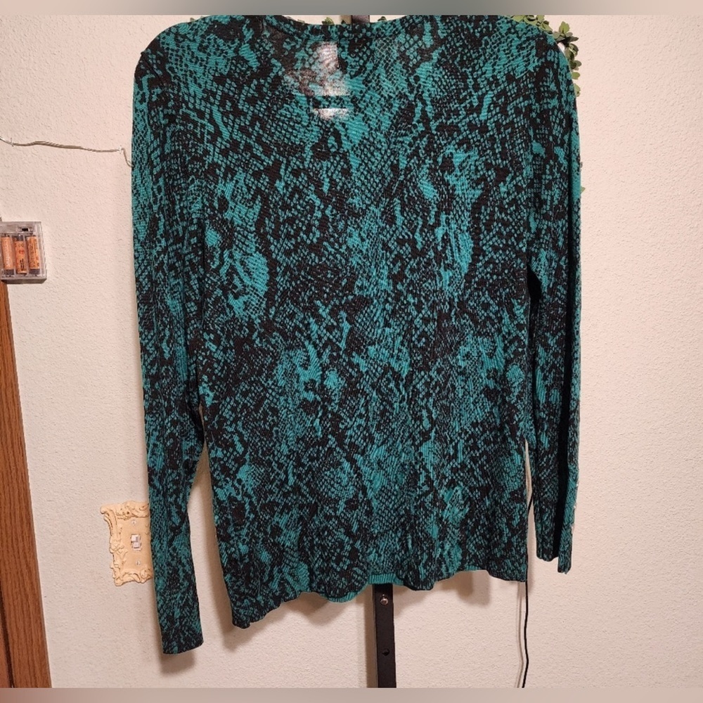 JM Collection Green/ Black  Rayon Python-Print Buttoned-Cuff Sweater NWT Medium - Picture 2 of 5